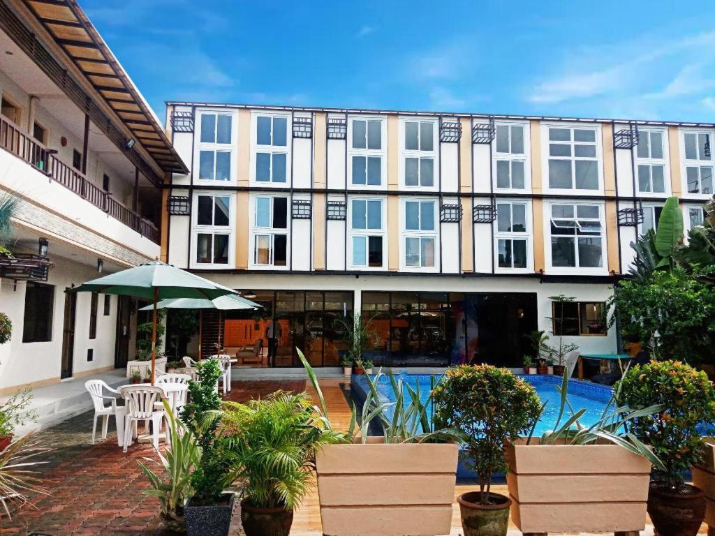 Aerostop & Restaurant 2* Plaridel (Luzon)